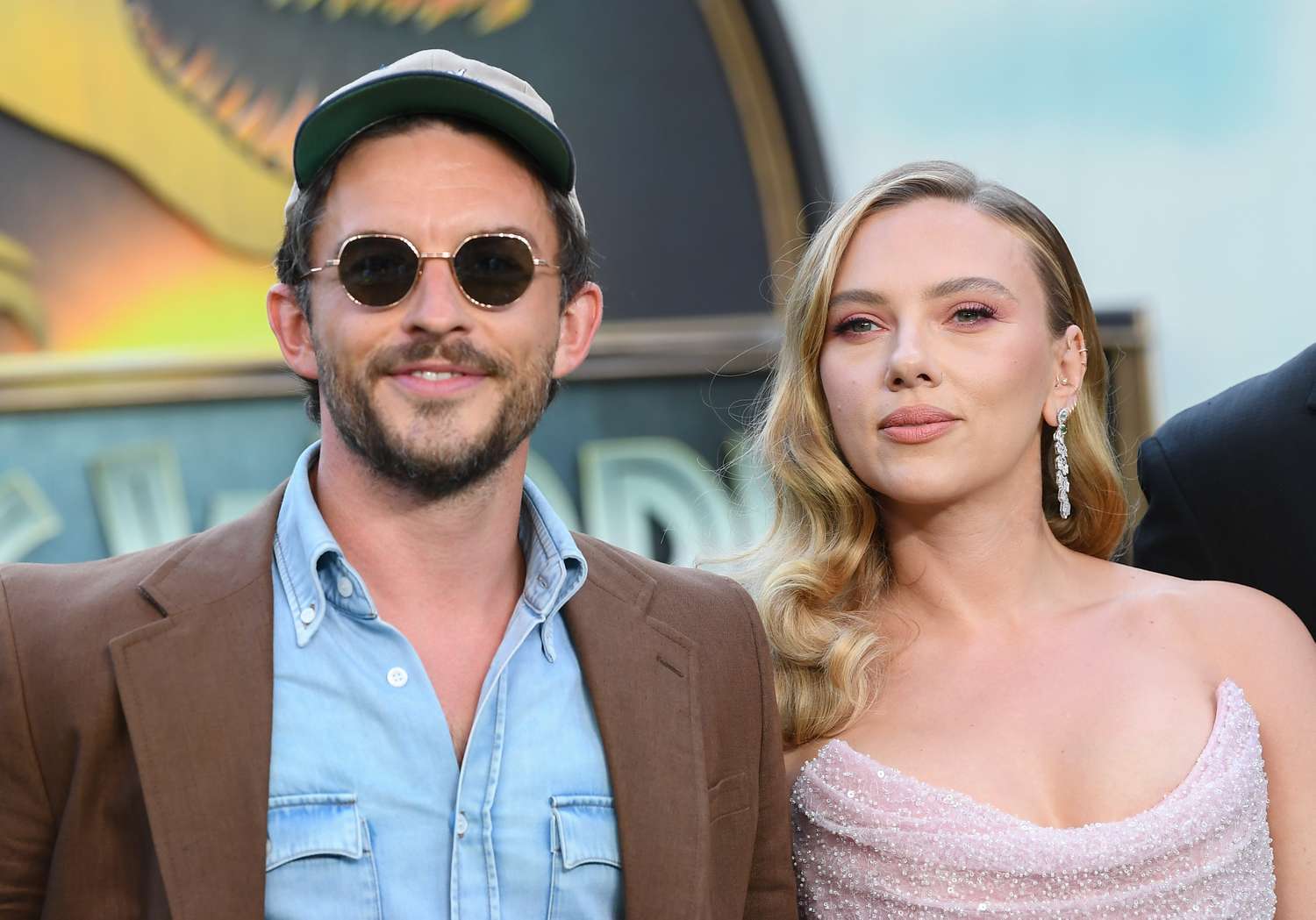 See Scarlett Johansson and Jonathan Bailey’s Wickedly Sweet Red-Carpet Kiss
