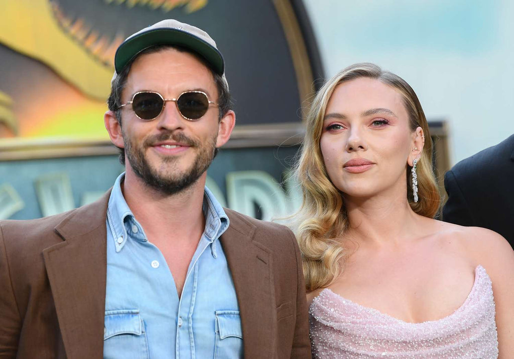See Scarlett Johansson and Jonathan Bailey’s Wickedly Sweet Red-Carpet Kiss