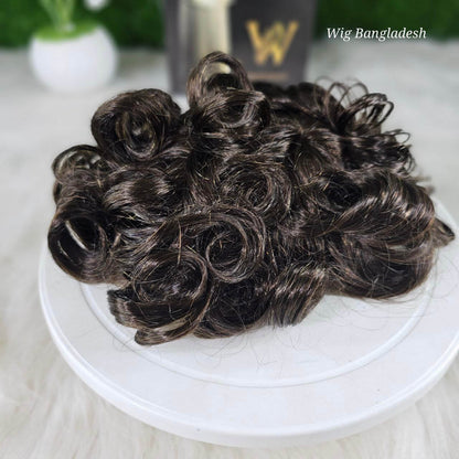 Prótese Capilar Masculina com textura de cabelo humano em um formato cacheado, mostrando a qualidade e estilo do produto.