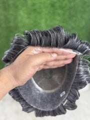 لقطة قريبة لخط الشعر الطبيعي في باروكة رجالية موديل أسترالي