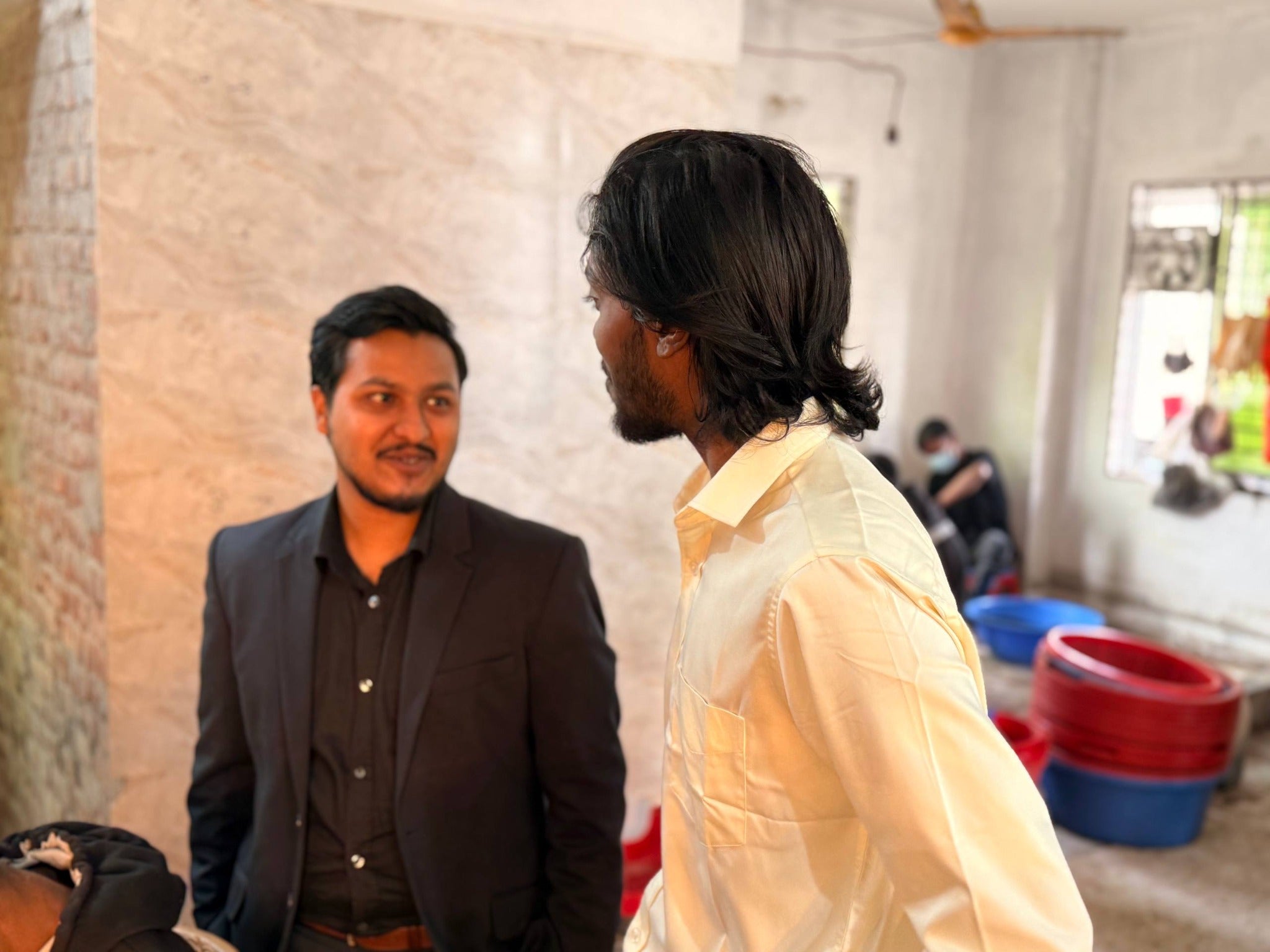 Factory visitor speaking with a team member inside the production floor